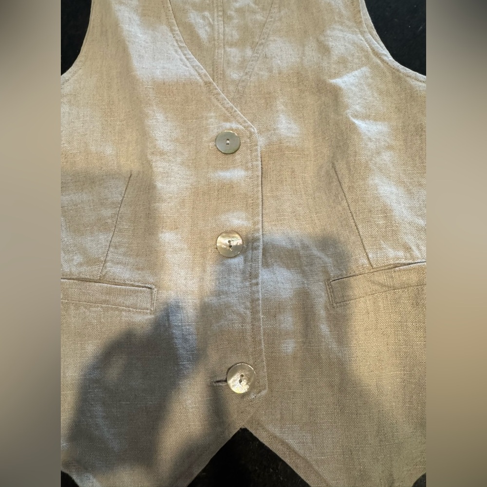 Bella Dahl
Linen Cinch Back Vest - Picture 9 of 13